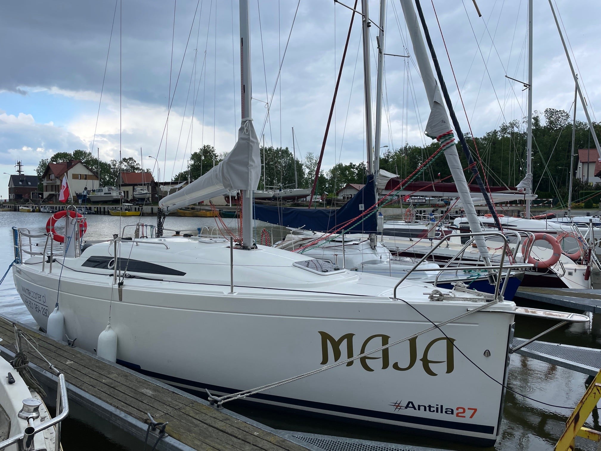 maja jacht zaglowy antila 27 src min maja jacht zaglowy antila 27 src min